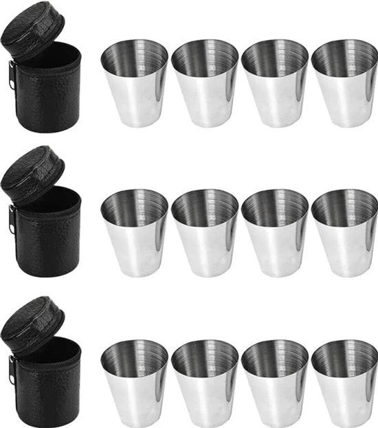 un set contiene quattro bicchieri riutilizzabili, stivocabili in acciaio inossidabile di piccola dimensione - bicchieri da 30 ml, adatti per bere wodka o tequila.