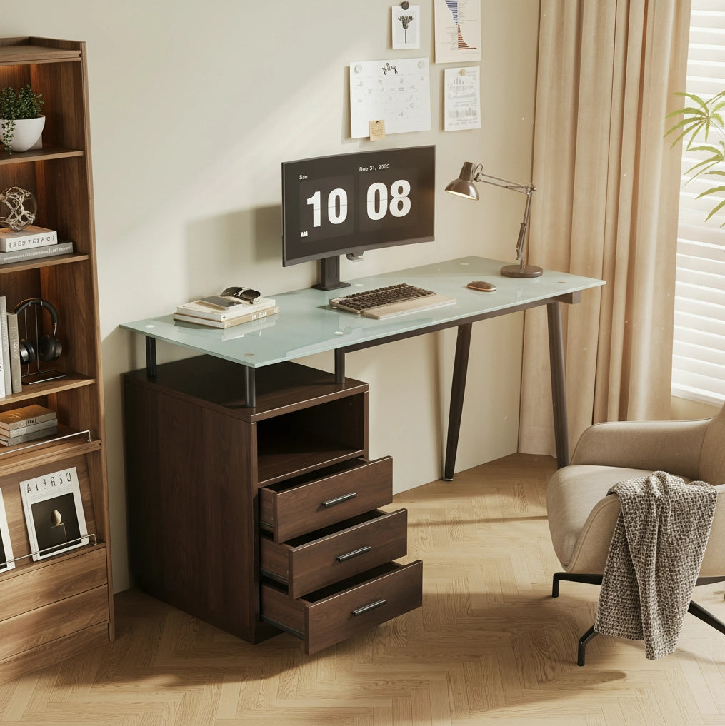 Scrivania 130x50x75 cm con tre cassetti e vano aperto in vetro satinato temperato; MDF e metallo; marrone