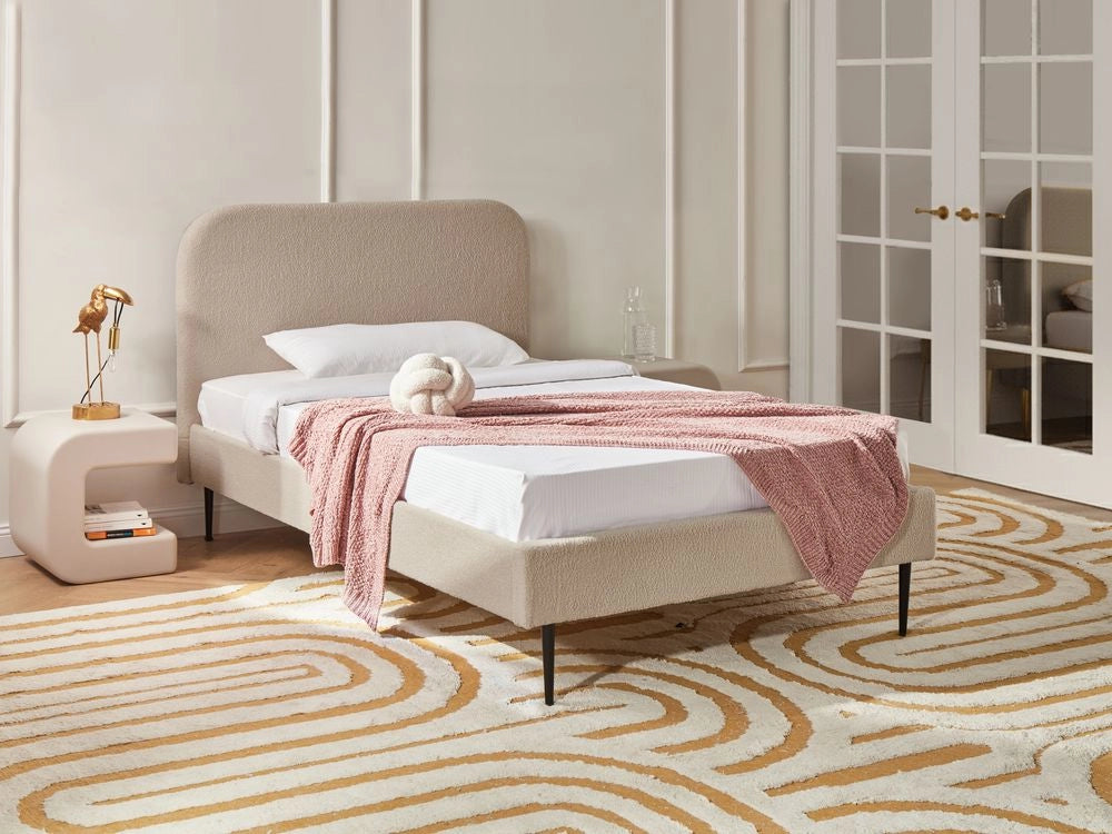Letto beige bouclè tappezzeria doppia dimensione gambe dorate testiera con rete a doghe 120 x 200 cm design minimalista