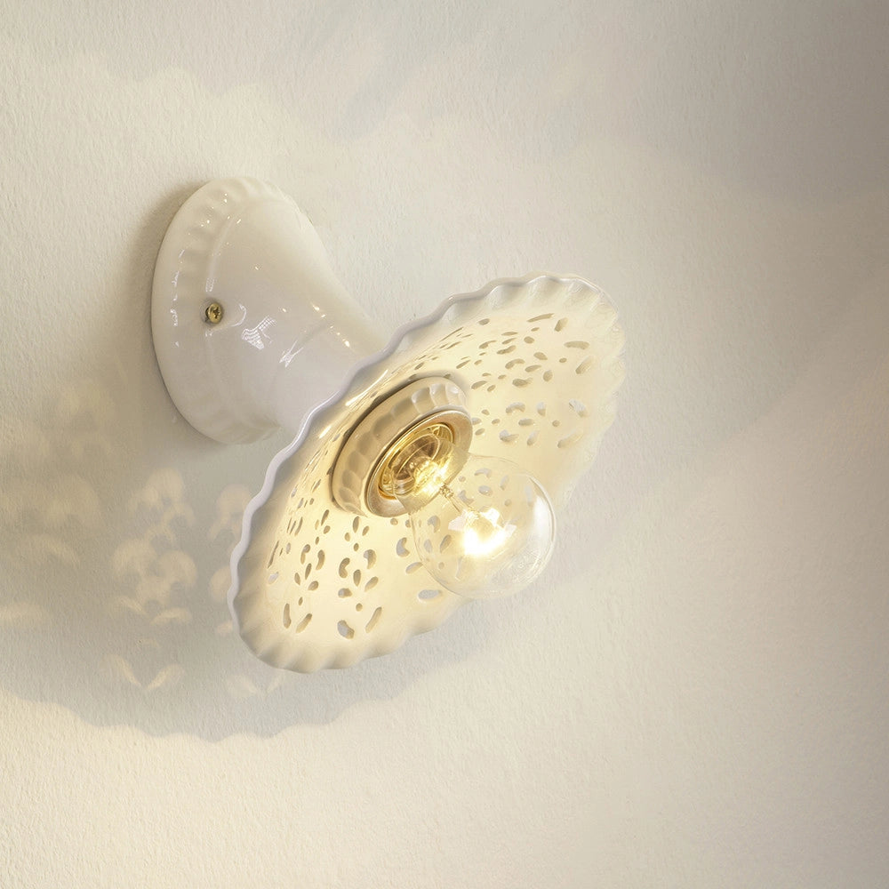 MERLETTO Applique da Parete in Ceramica Traforata Ø21 con Base Obliqua