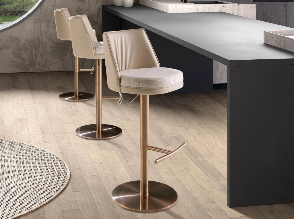 Sgabello girevole in tessuto crema screziato e similpelle crema