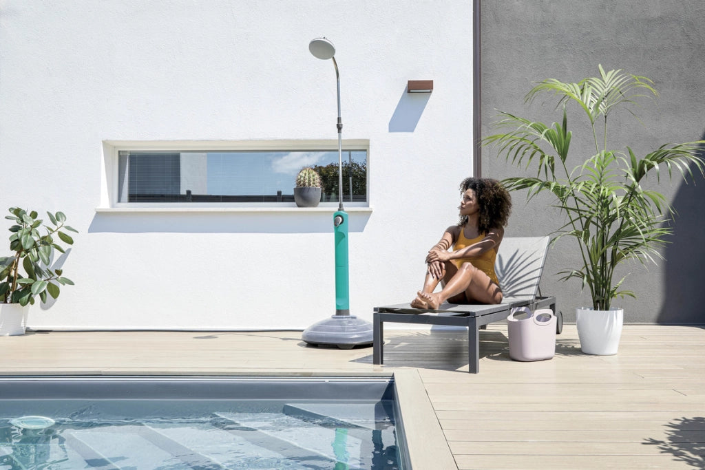 Doccia solare da giardino e piscina con miscelatore per la regolazione della temperatura colore azzurro Sunny Niagara