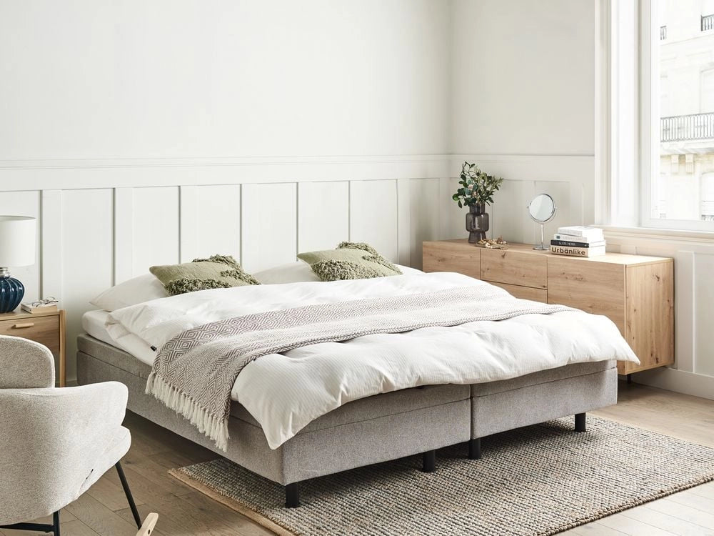 Letto elettrico matrimoniale tessuto grigio chiaro regolabile con telecomando senza testiera 180x200 cm stile moderno