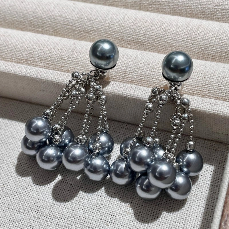 Orecchini a spillo in argento S925 con un'elegante e delicata nappa di perle grigie.