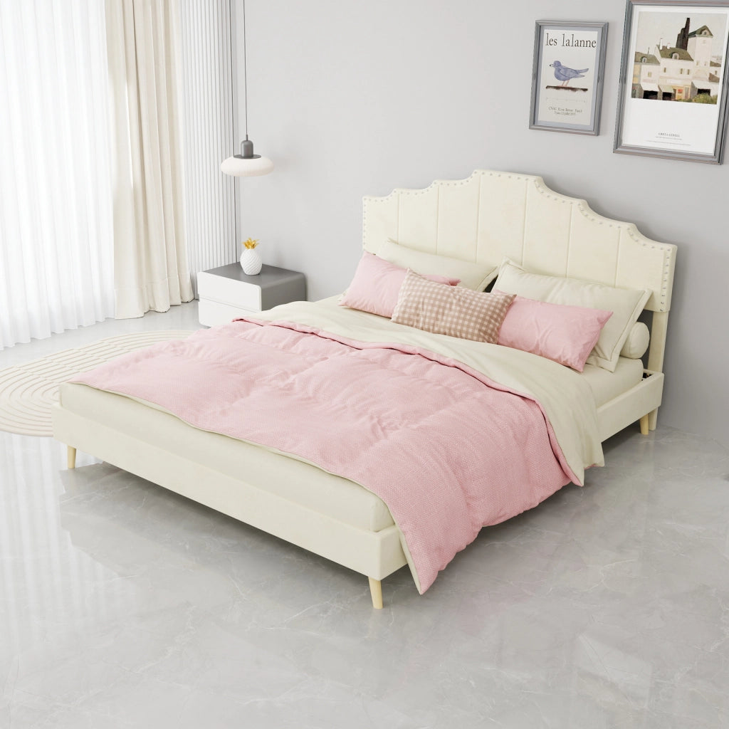 Letto imbottito 160 × 200 cm con testiera geometrica e borchie; rete a doghe; rivestimento in tessuto beige