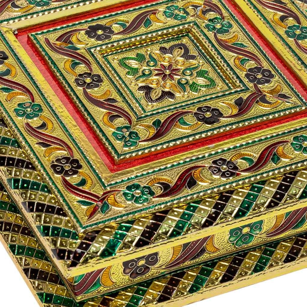 Portagioie in metallo dorato sbalzato 20x20x6h