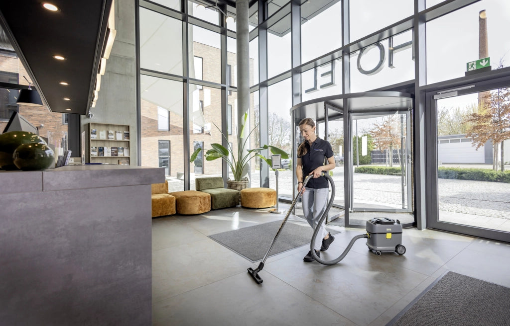 KARCHER Aspirapolvere Professionale a batteria T 15/1 Bp - Capacità del contenitore: 15 l - Materiale vano di raccolta: Plastica con materiale riciclato  - Rumorosità: 57 dB(A)