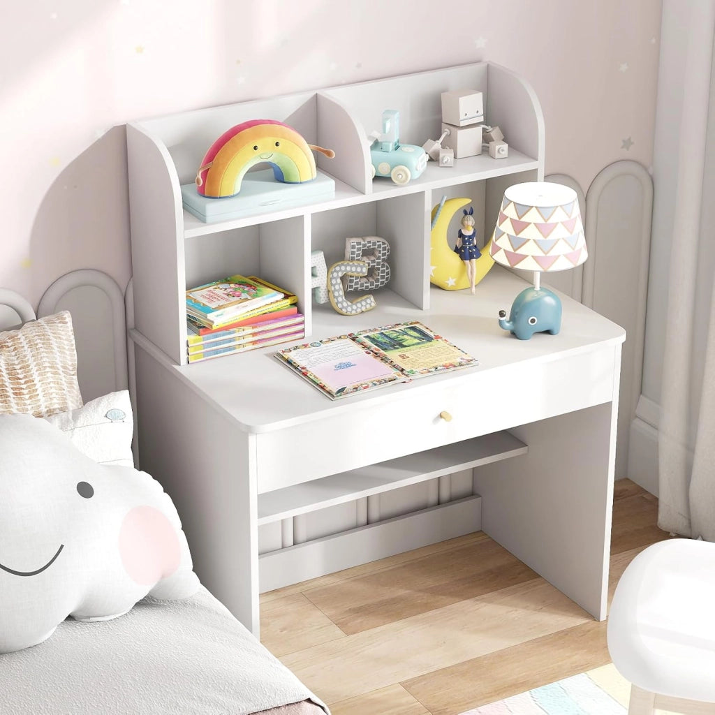 Scrivania in Legno 80 x 48 x 102 cm per Bambini 3+ Anni, Scrivania Cameretta Bambina con 5 Mensole, 1 Cassetto, Spazio di Lavoro e Angoli Arrotondati, Ideale per Studio e Disegno (Bianco)