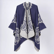 Mantella/cappa con cappuccio e spacco, d'ispirazione retr¨°: comoda, calda e versatile.