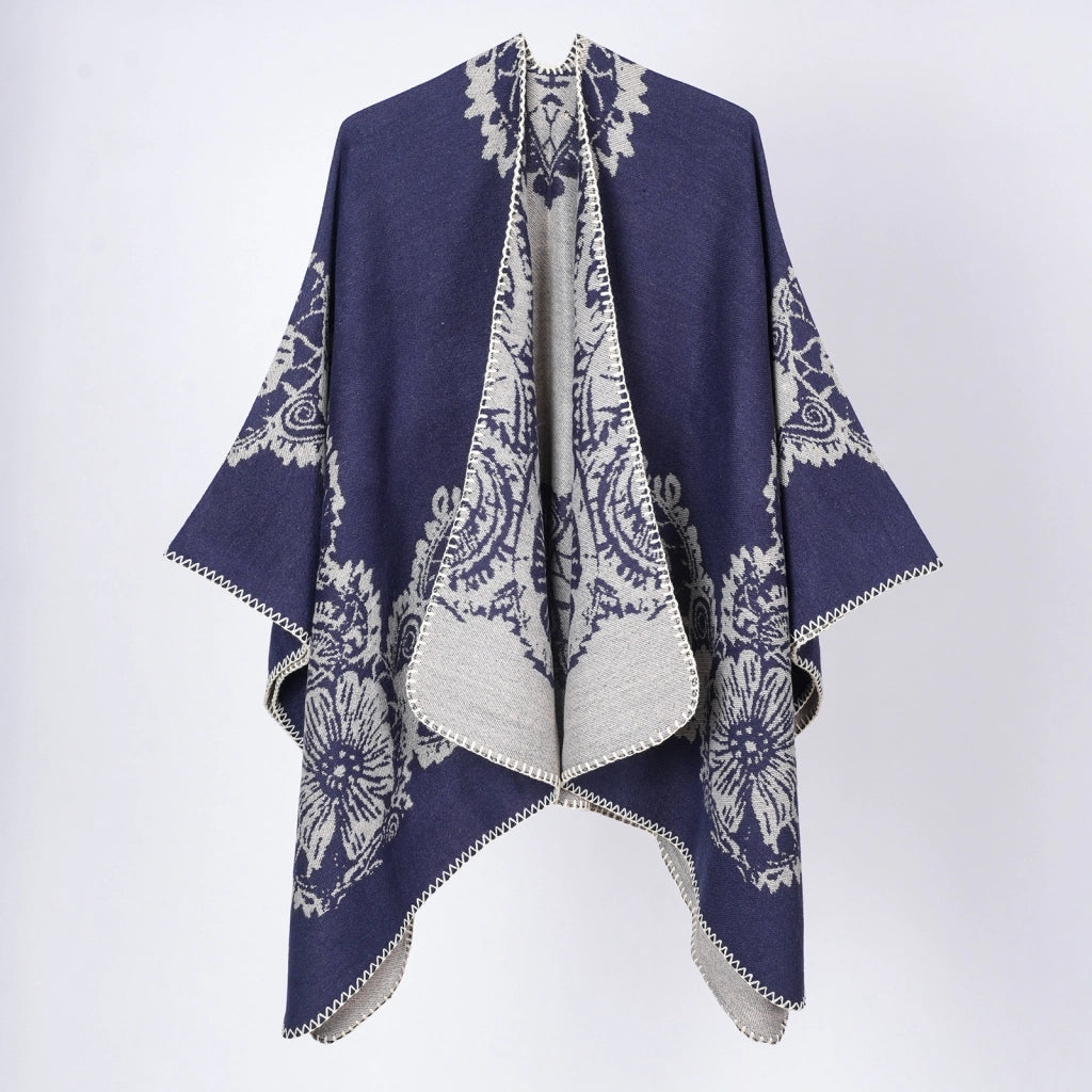 Mantella/cappa con cappuccio e spacco, d'ispirazione retr¨°: comoda, calda e versatile.