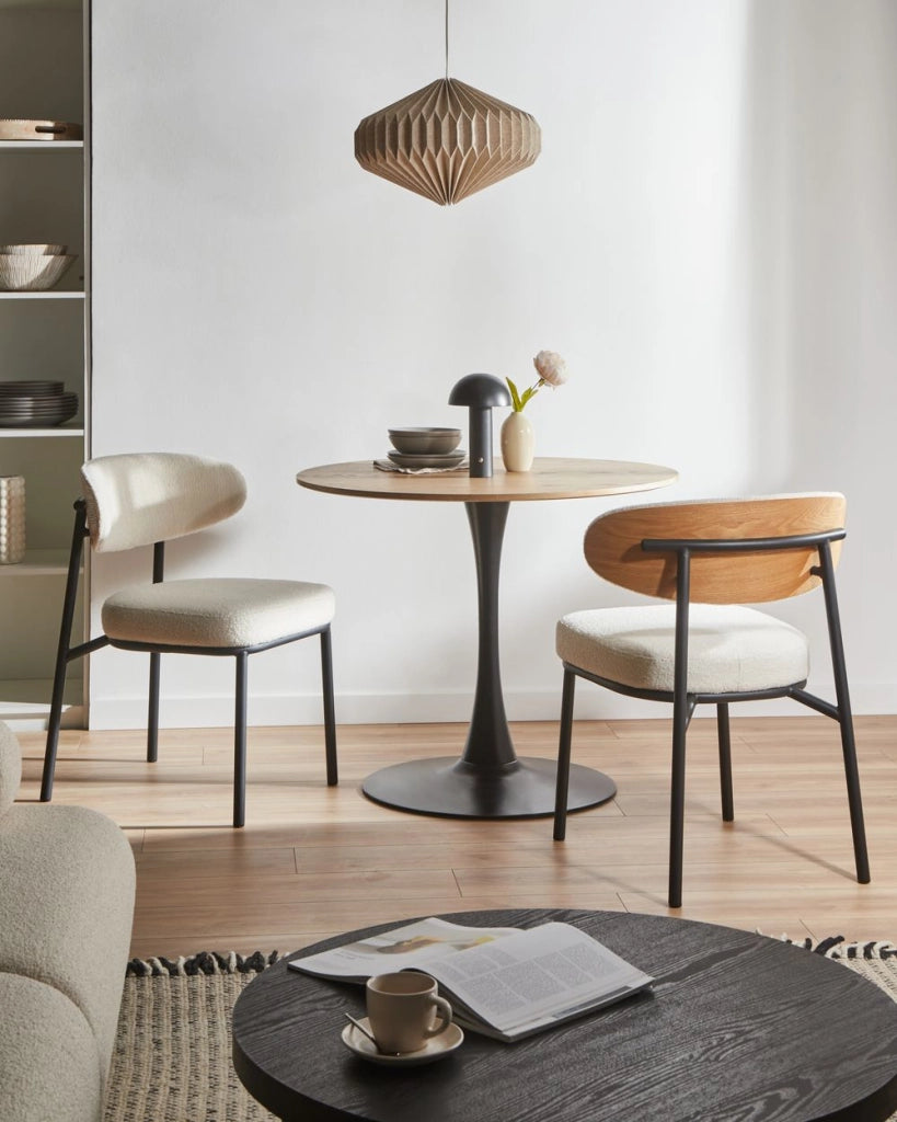 Set di 2 sedie da pranzo bianco sporco con gambe in ferro nero senza braccioli e cappucci protettivi, design moderno e minimalista per la sala da pranzo