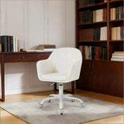 Sedia da ufficio ergonomica girevole con altezza regolabile e braccioli integrati, in velluto e metallo crema