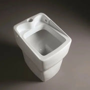 Vuotatoio in ceramica bianco lucido con griglia e scarico universale