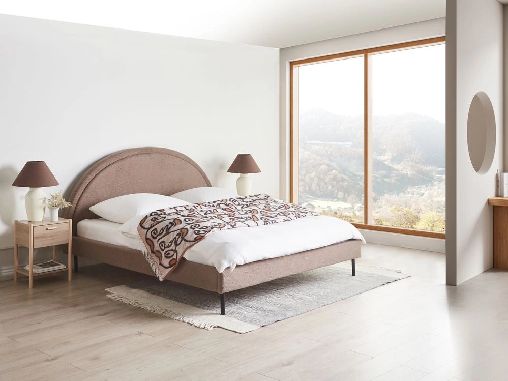 Letto matrimoniale in poliestere bouclè beige imbottito con base a doghe e testiera rotonda 180 x 200 cm minimalista retrò