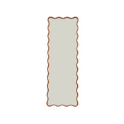 Specchio da terra in legno di hevea dal design organico con base in