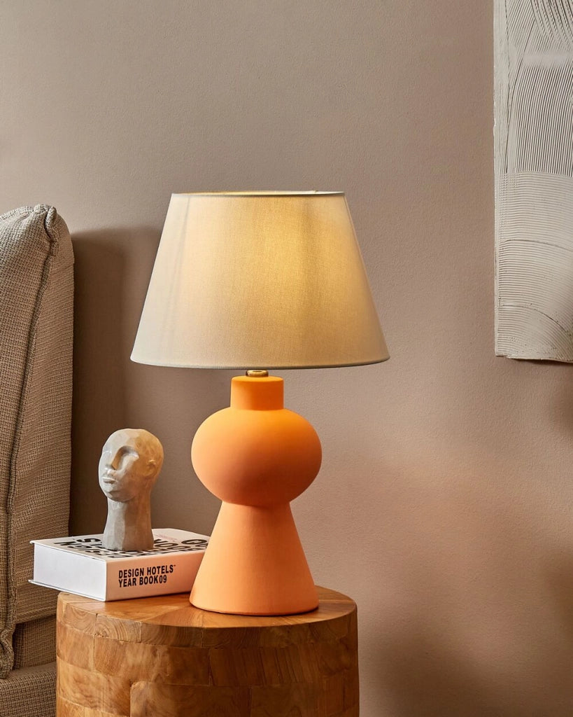 Lampada da tavolo in ceramica arancione con paralume a tamburo in lino base minimalista design stile contemporaneo