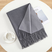Elegante e semplice sciarpa calda in cashmere a tinta unita, ideale per gli spostamenti quotidiani.