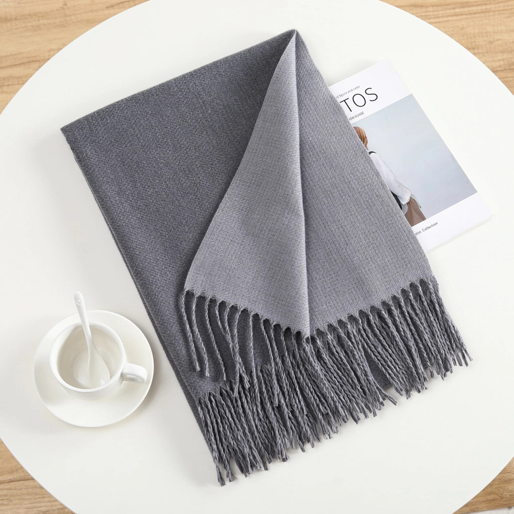 Elegante e semplice sciarpa calda in cashmere a tinta unita, ideale per gli spostamenti quotidiani.