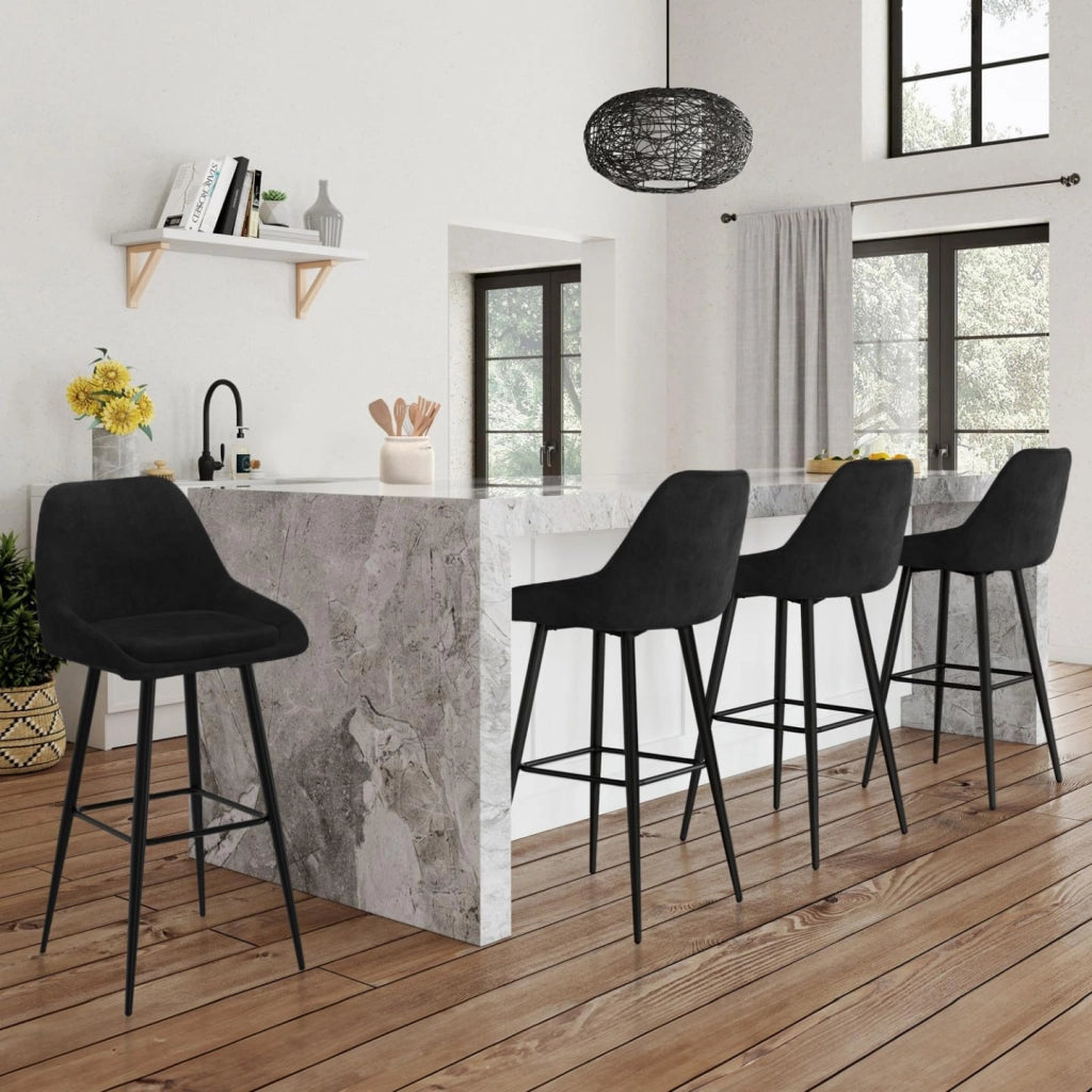 Set di 4 sgabelli da bar THALYA in velluto nero con mezzi braccioli