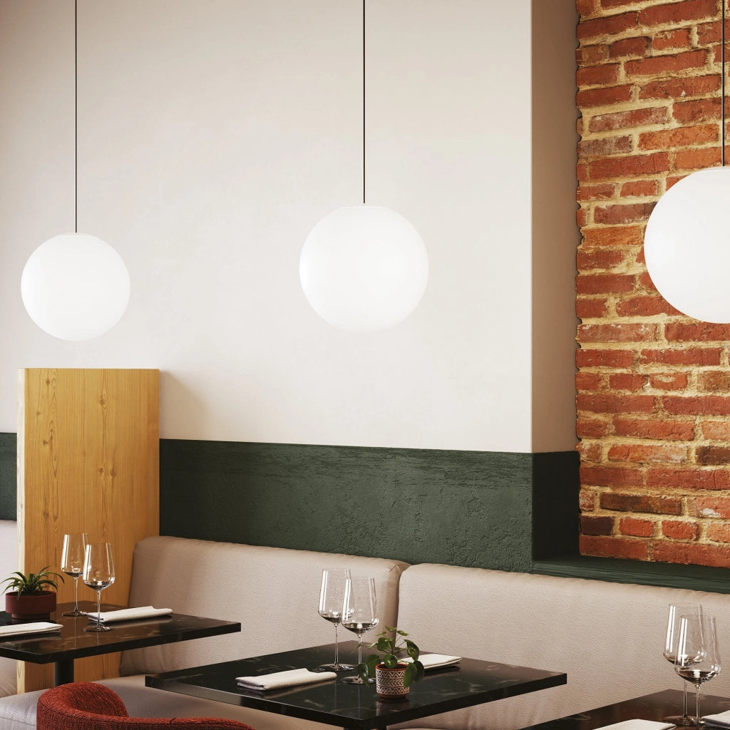 Sferis Lampada a sospensione Sfera in vetro opale satinato, montatura in policarbonato, diametro 25 cm, altezza totale 315 cm, design minimalista