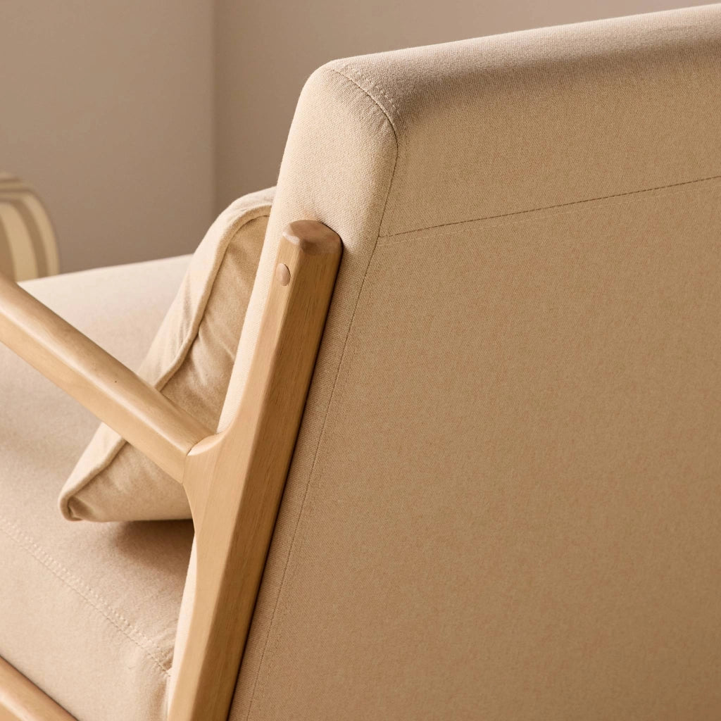 Poltrona scandinava a dondolo in legno e tessuto con braccioli, beige