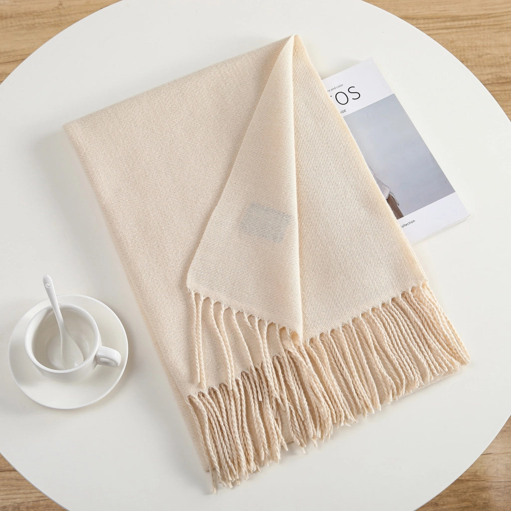 Elegante e semplice sciarpa calda in cashmere a tinta unita, ideale per gli spostamenti quotidiani.