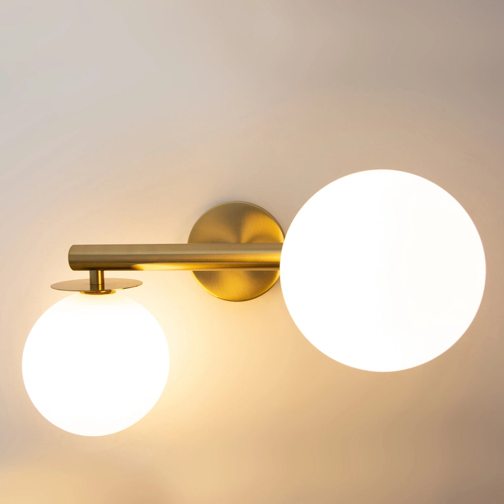 Applique AVOLA oro con 2 sfere bianche vetro G9 Sigma