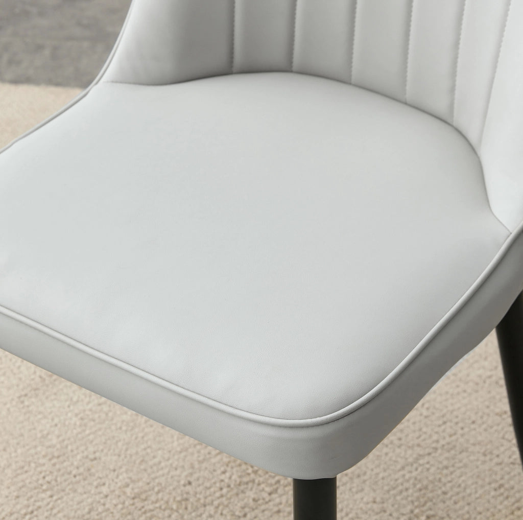 Sedia da pranzo moderna grigio chiaro con schienale imbottito e gambe in metallo nero stabile