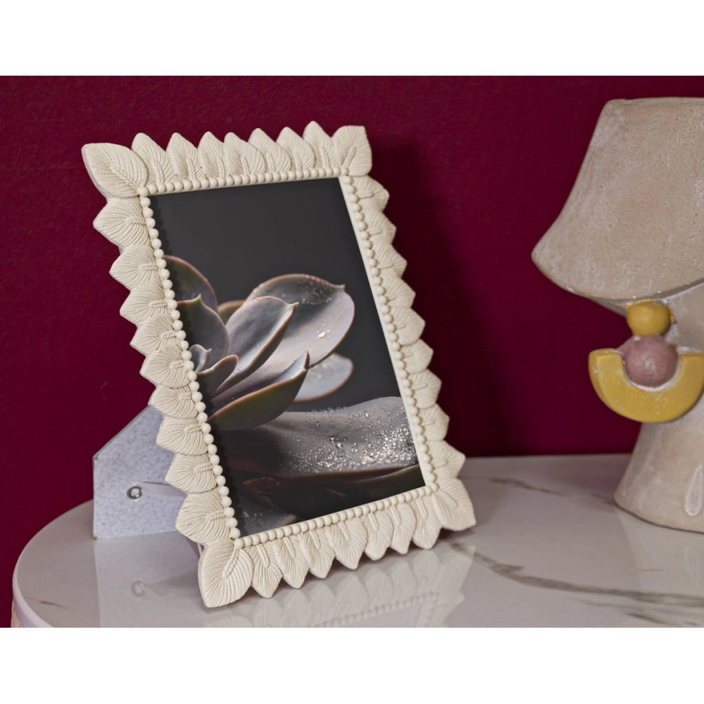 Cornice portafoto Light Leaf in resina crema con foglie 15x20