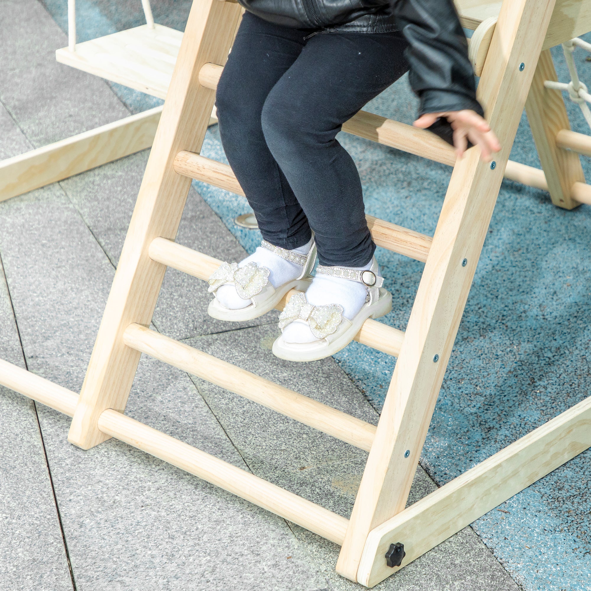 Gioco Arrampicata 5 in 1 Pieghevole 140x172,5x116,5 cm con Scivolo 2 Pareti Altalena e Canestro in Legno