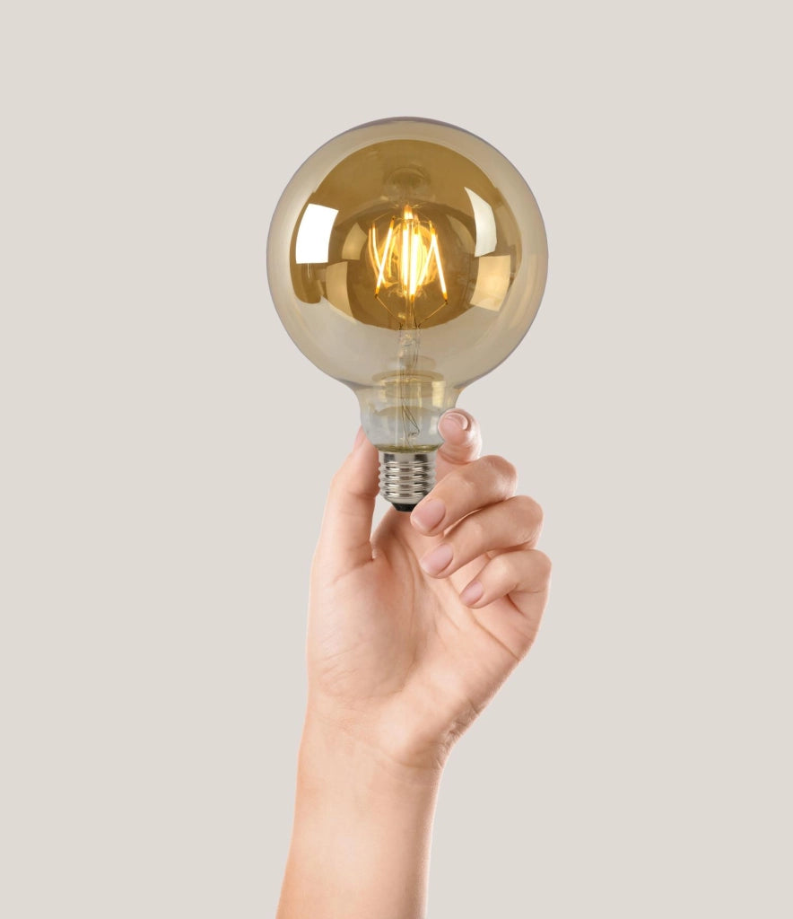Lampadina LED filamento E27 ambra sferica 8W Lucide