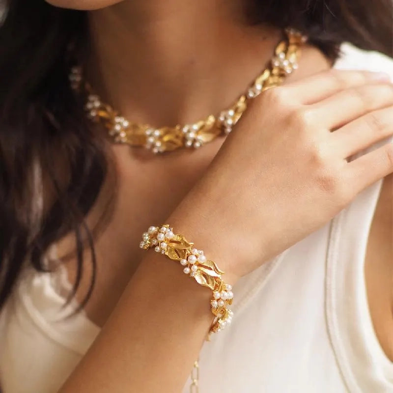 Set di gioielli vintage fatti a mano con perle di grano dorate: collana, bracciale e orecchini