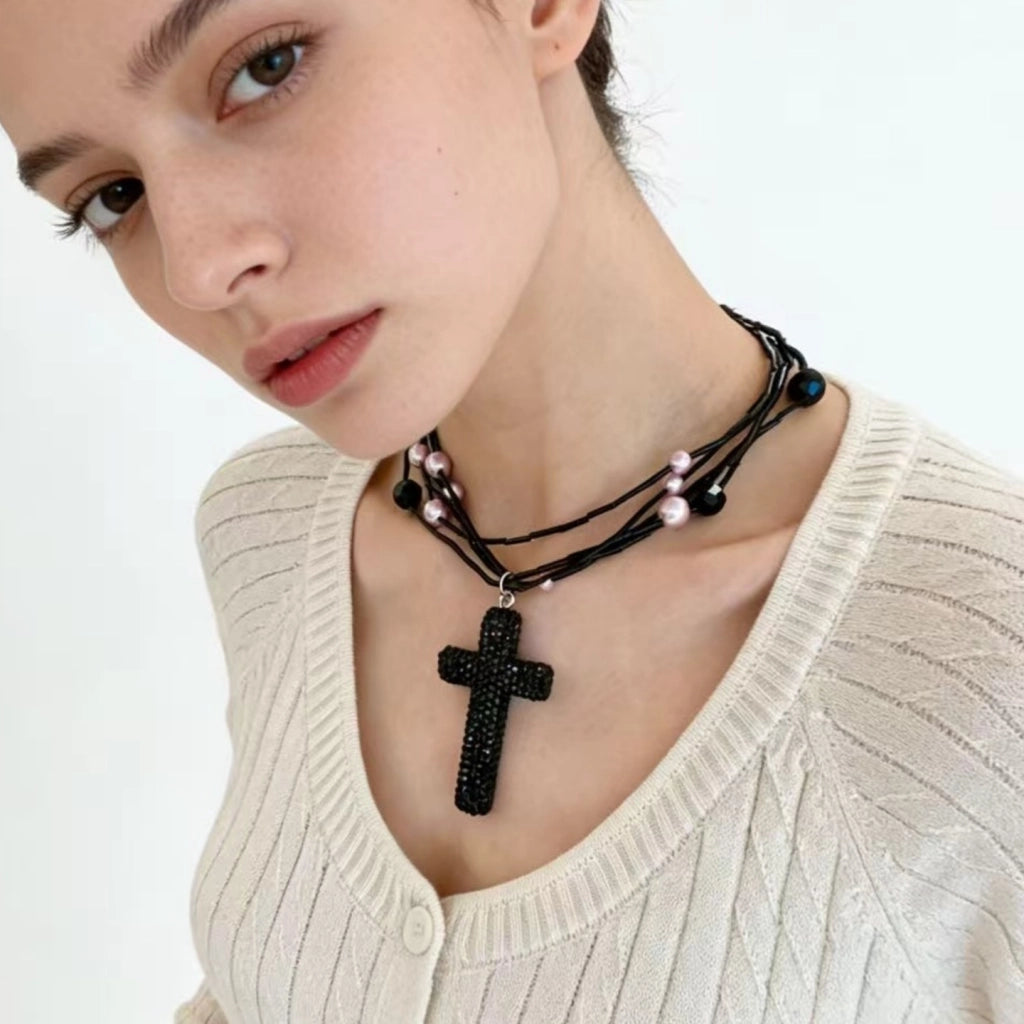 Collana da donna con croce in strass neri e cristalli, girocollo a pi¨´ strati con perline.