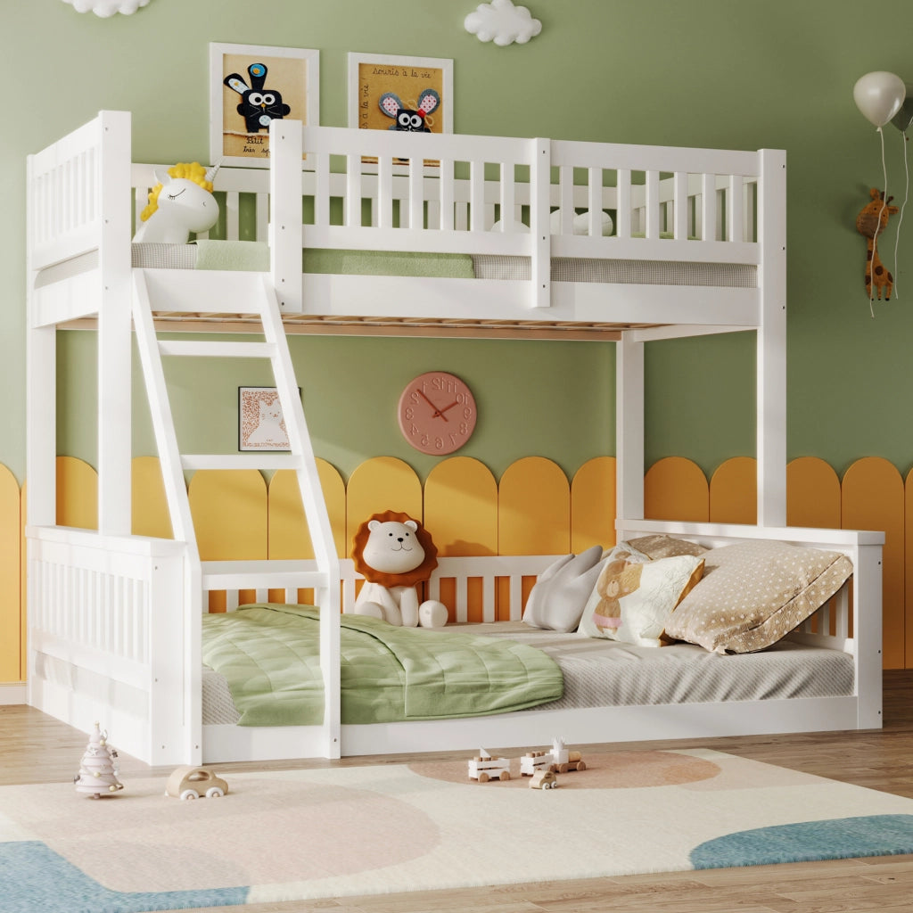 Letto a castello in pino bianco 90x200 cm + 140x200 cm con scala e sponde