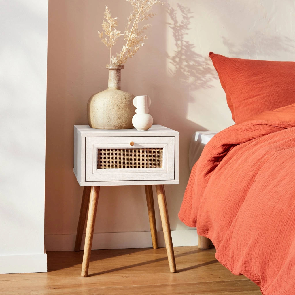 Comodino effetto legno e intrecciatura cannage, 1 cassetto, bianco