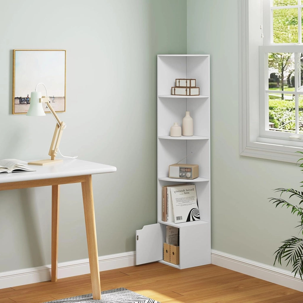 Scaffale Libreria Autoportante a 5 Ripiani, Libreria ad Angolo con Armadietto con Anta, Bianca, Legno, per Studio, Ufficio, Soggiorno, 29,5x29,5x158cm, SK038ws