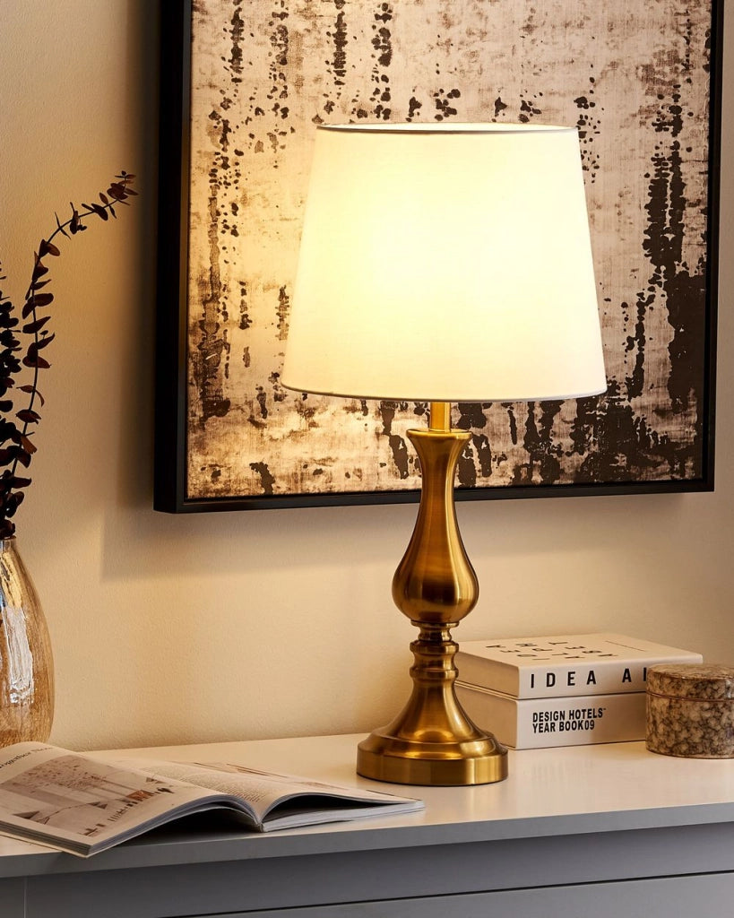 Lampada da tavolo Oro con base in metallo bianco Paralume in poliestere Design vintage