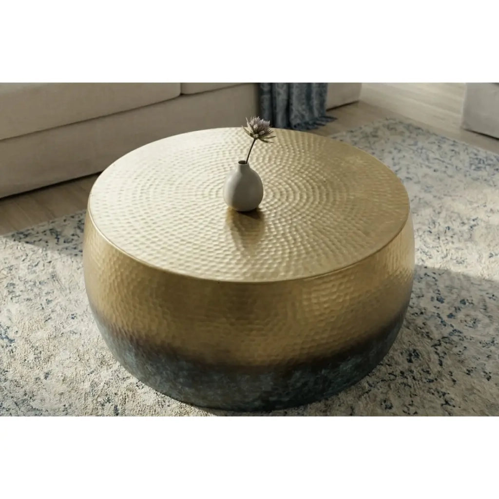 Tavolino basso TRIANE 60 cm in alluminio dorato e blu – Tavolino basso rotondo design effetto martellato
