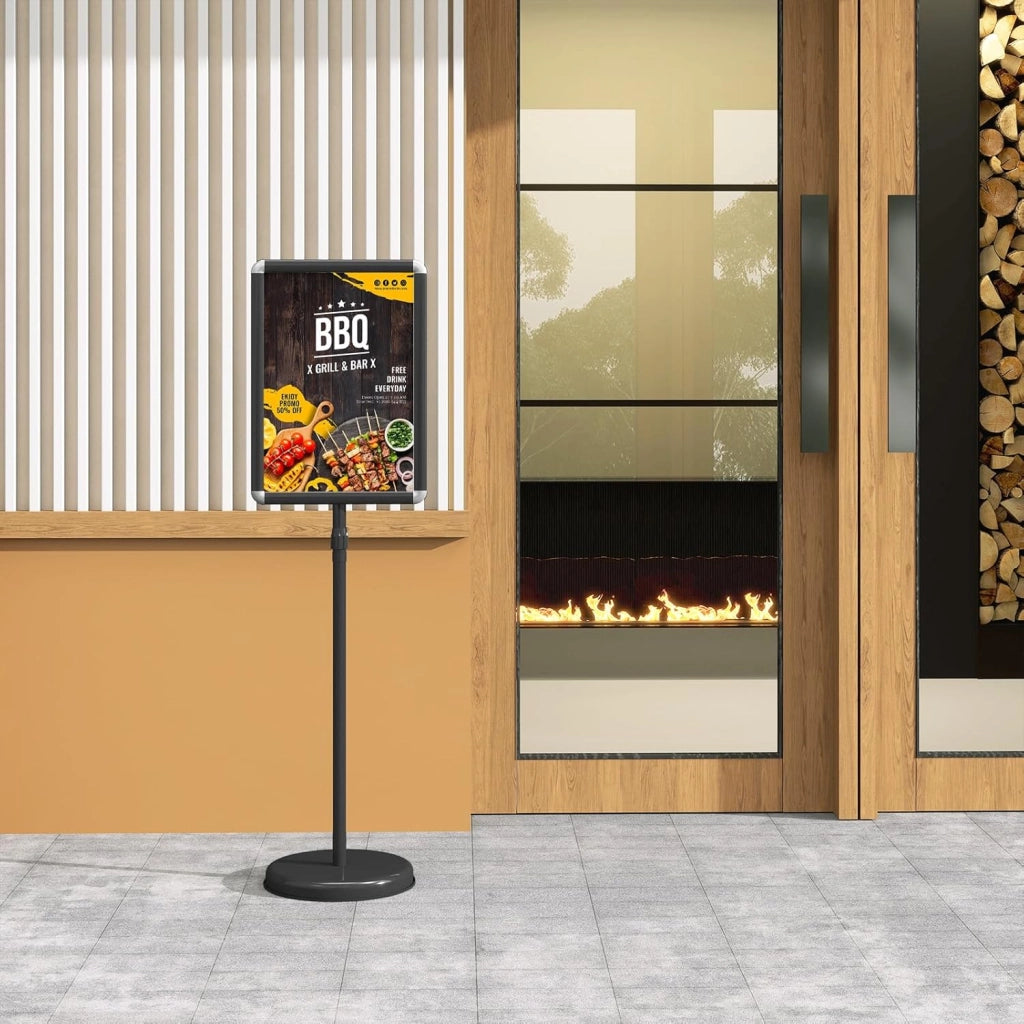 Porta poster su piedistallo A3 in alluminio, pannelli di visualizzazione rotazione a 360°, altezza regolabile 89,5-134 cm, espositore per matrimonio, ingresso ufficio (nero, 2)