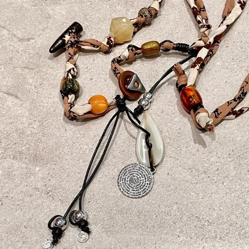 Collana con bottoni a conchiglia intrecciati: realizzata a mano in stile vintage