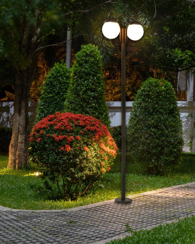 Lampione a 2 luci Nero Lampada da sentiero Alluminio Paralume sintetico Illuminazione esterna da giardino Design moderno
