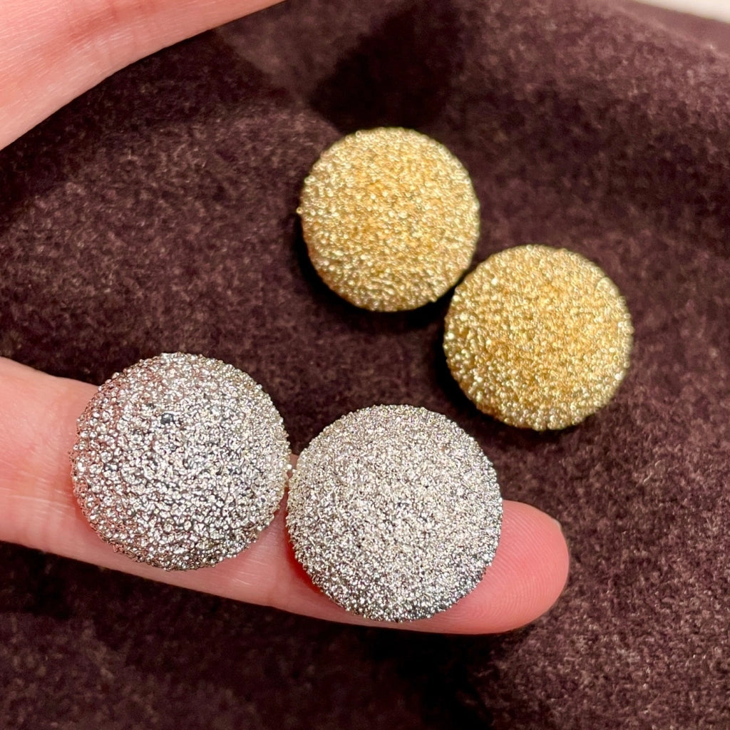 Orecchini a lobo rotondi con texture satinata metallizzata