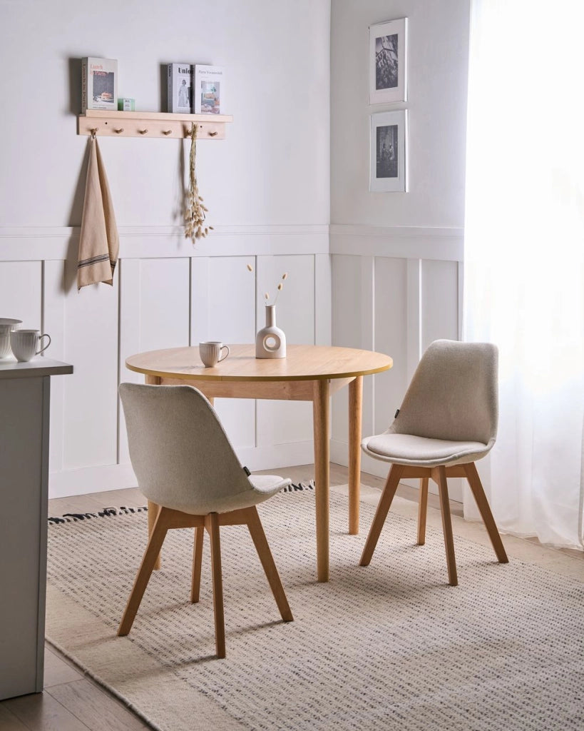 Set di 2 sedie da pranzo con rivestimento in tessuto bianco crema gambe in legno eleganti design moderno