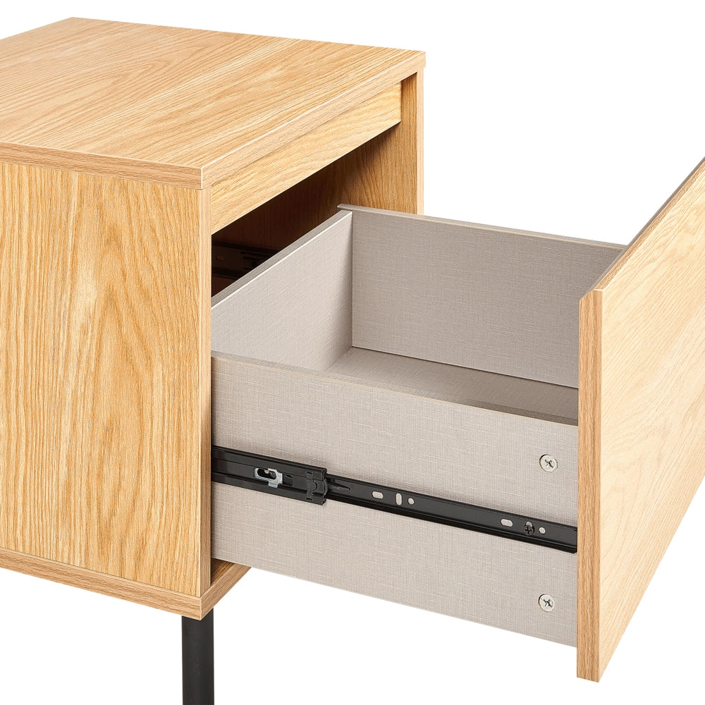 Comodino in truciolato di legno chiaro con 1 cassetto in metallo con gambe nere, minimalista e contemporaneo.