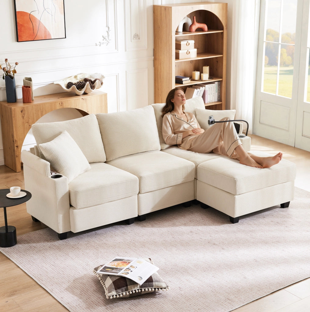Divano angolare 213.5x139x87 cm con USB; portabicchieri; ripiano bracciolo e 2 cuscini in corduroy beige