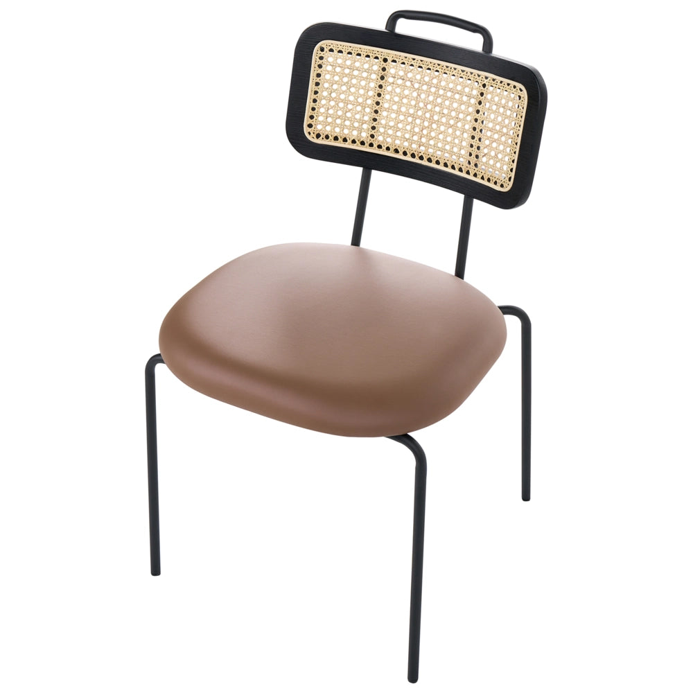 Set di 2 sedie da pranzo con seduta in ecopelle marrone, schienale in rattan PE, gambe in ferro, senza braccioli, cappucci protettivi, design boho moderno