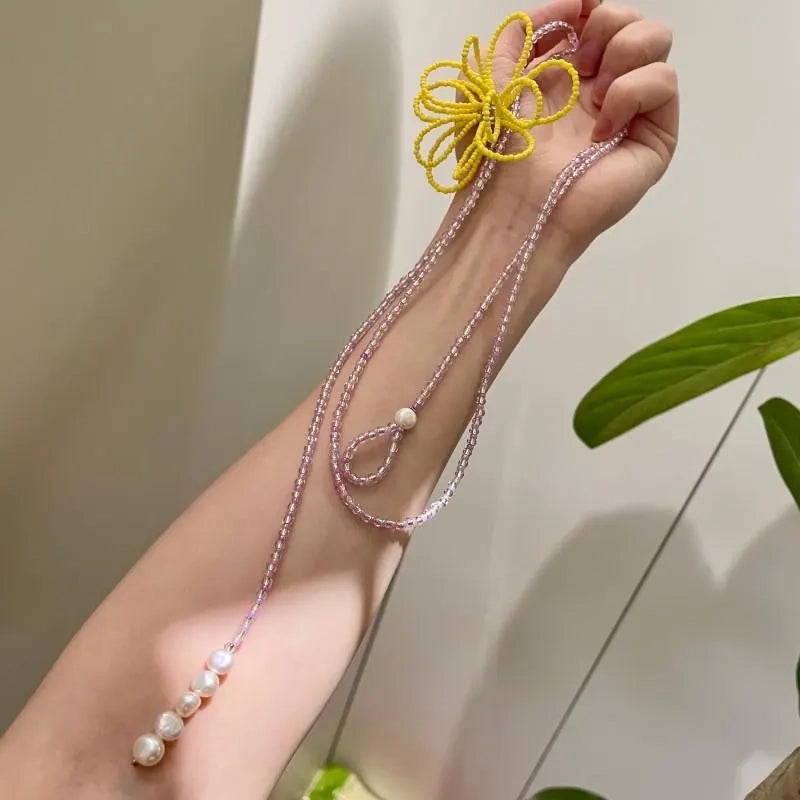 Collana con fiore di cristallo fatta a mano: gioiello con perline intrecciate