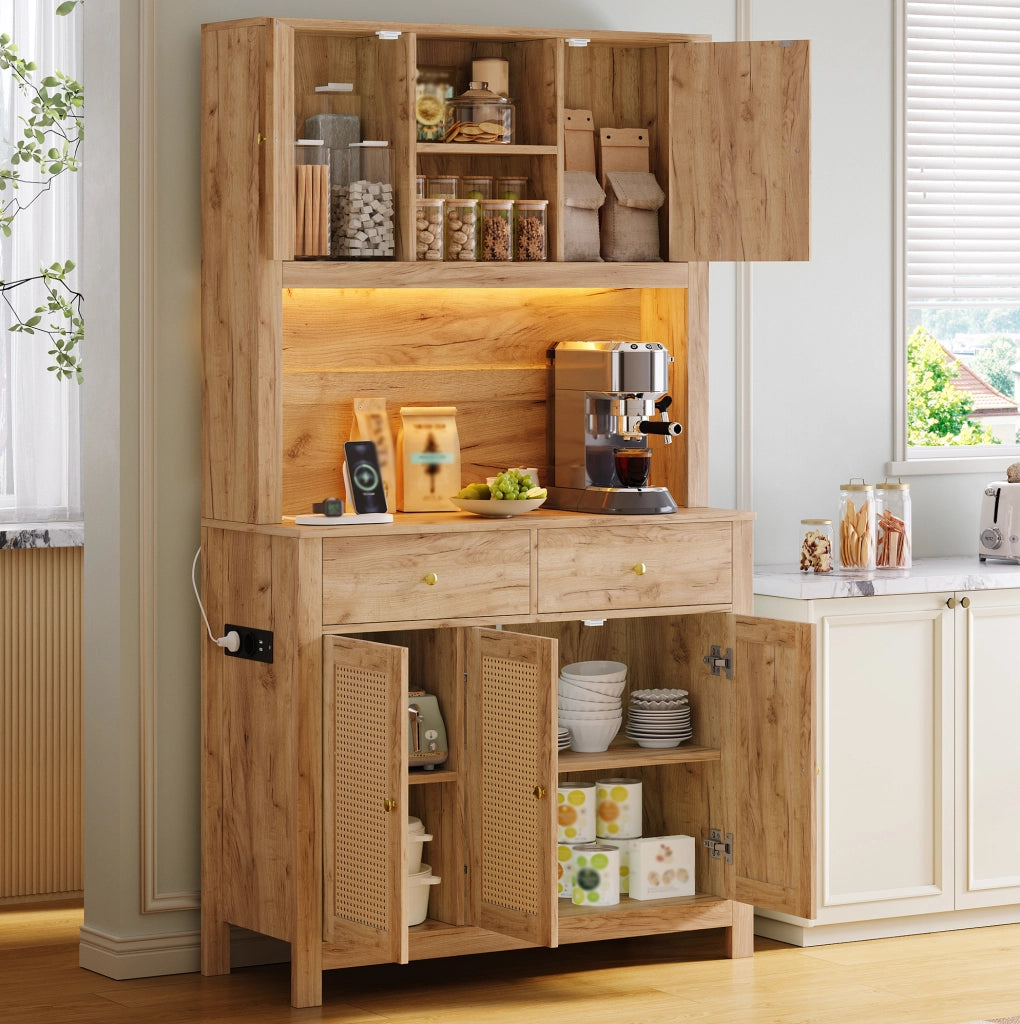 Credenza alta multifunzione con luci LED RGB, prese elettriche, 2 cassetti e ante in rattan, 100x40x180 cm