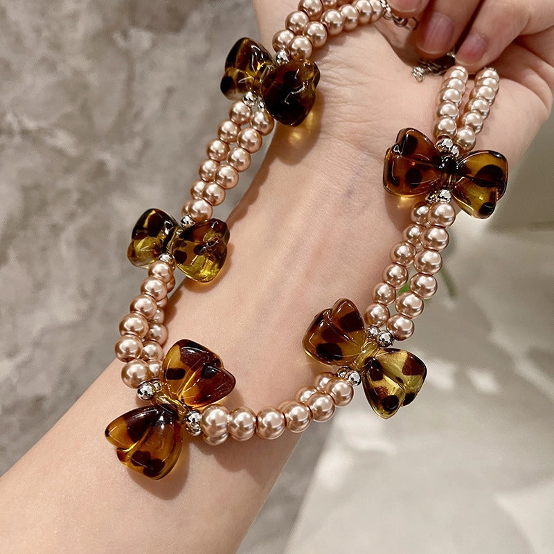 Collana girocollo a doppio strato con perle dal design retr¨° e stampa leopardata con fiocco.