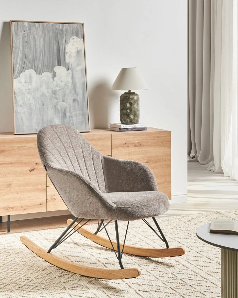 Sedia a dondolo in tessuto tortora gambe in legno e metallo pattini design moderno soggiorno